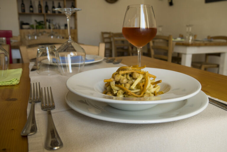 Ciceri e Tria: a famous traditional dish with pasta and chickpeas with fried dough
