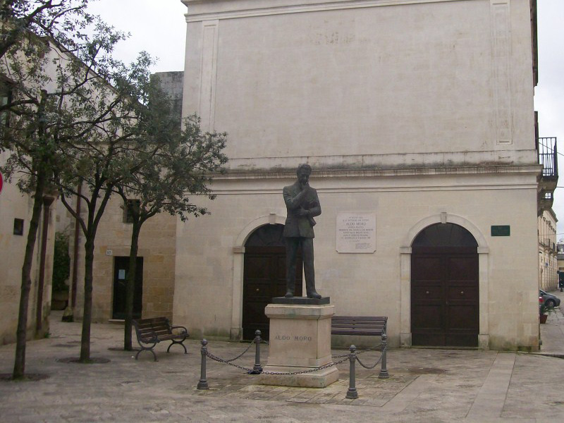 Statue and birthplace of Aldo Moro