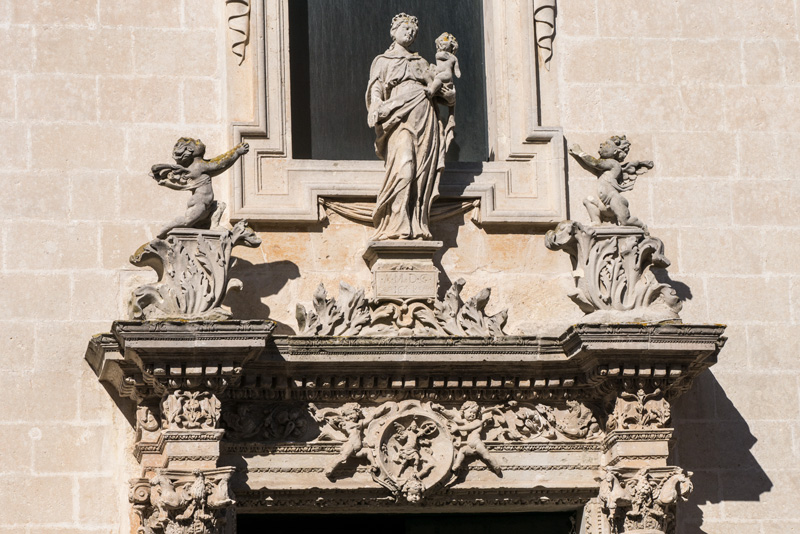 Particolare del portale d'ingresso della chiesa Madonna delle Grazie a Maglie