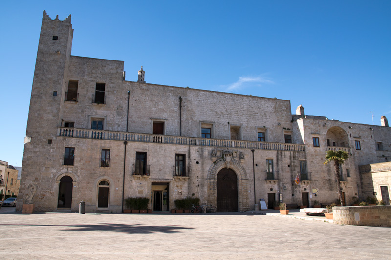 Specchia: piazza del borgo più bello d'Italia