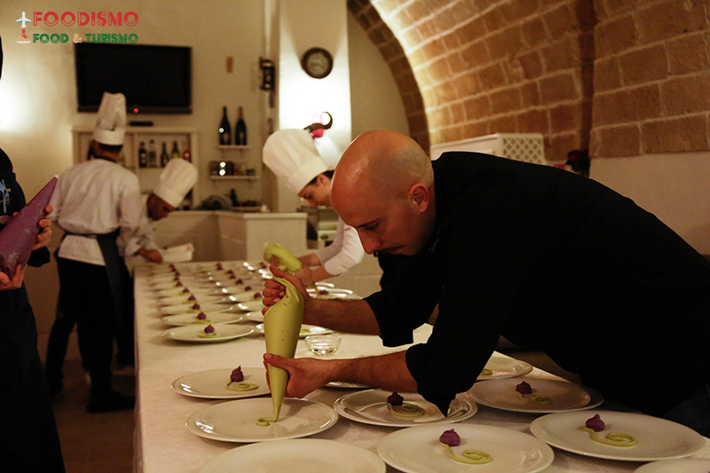 Ivan Tronci e la sua brigata alle prese con l'antipasto