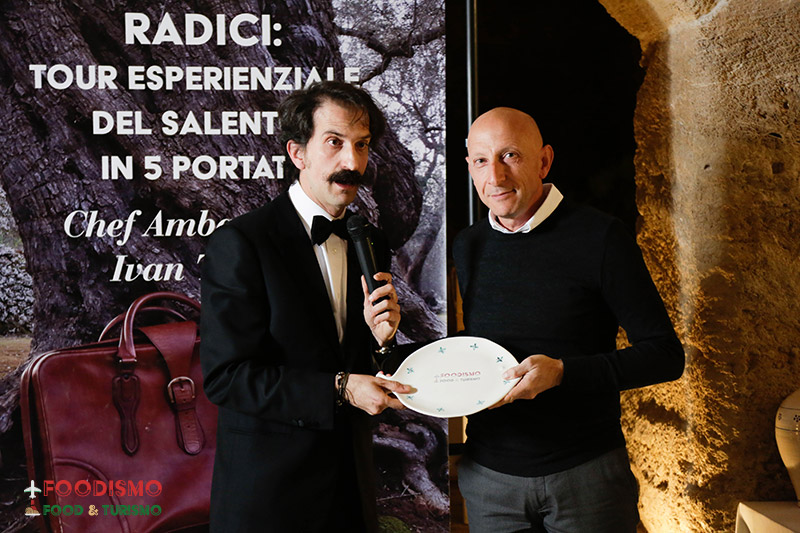 Franco Russo Presidente di Cuore e Mani aperte verso chi soffre Onlus ritira il premio