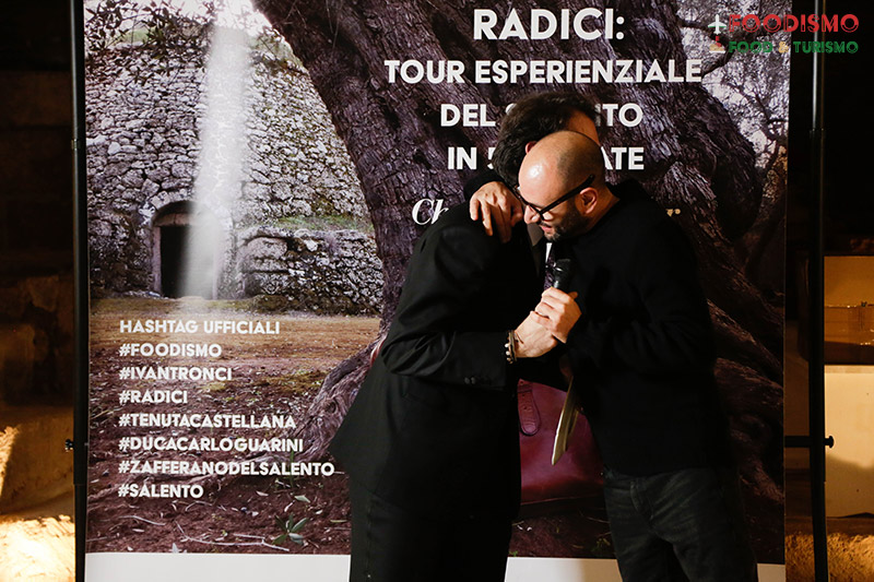 Il momento della premiazione dell'amico Tony Ingrosso