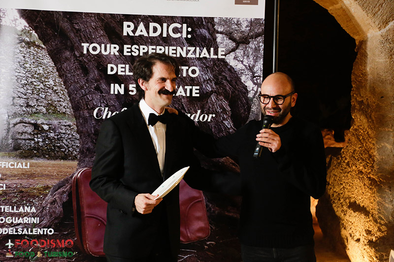 Il momento della premiazione dell'amico Tony Ingrosso