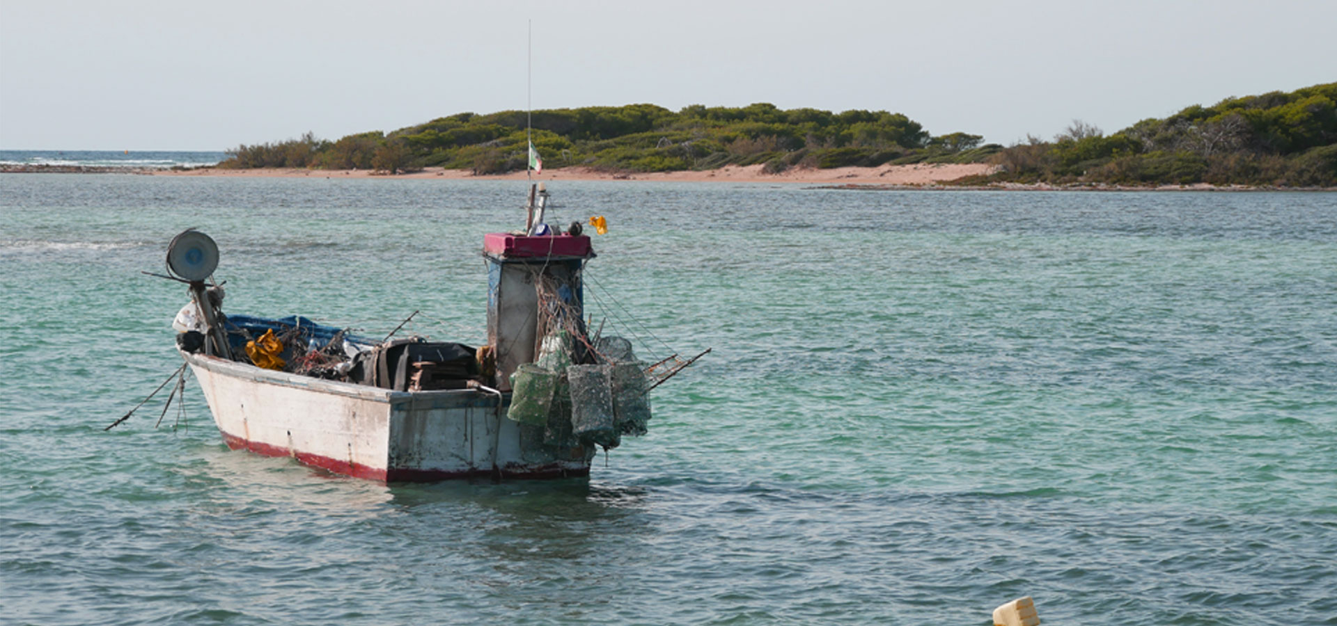 Porto Cesareo: barca di pescatori ormeggiata in prossimità delle spiagge della zona cittadina di Porto Cesareo